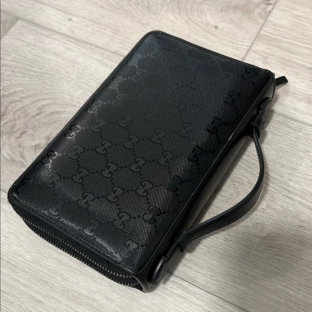 Gucci Black Embossed wallet/man purse/passport holder